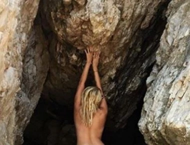 Topless στην Κάρπαθο η δημοσιογράφος του Alpha!